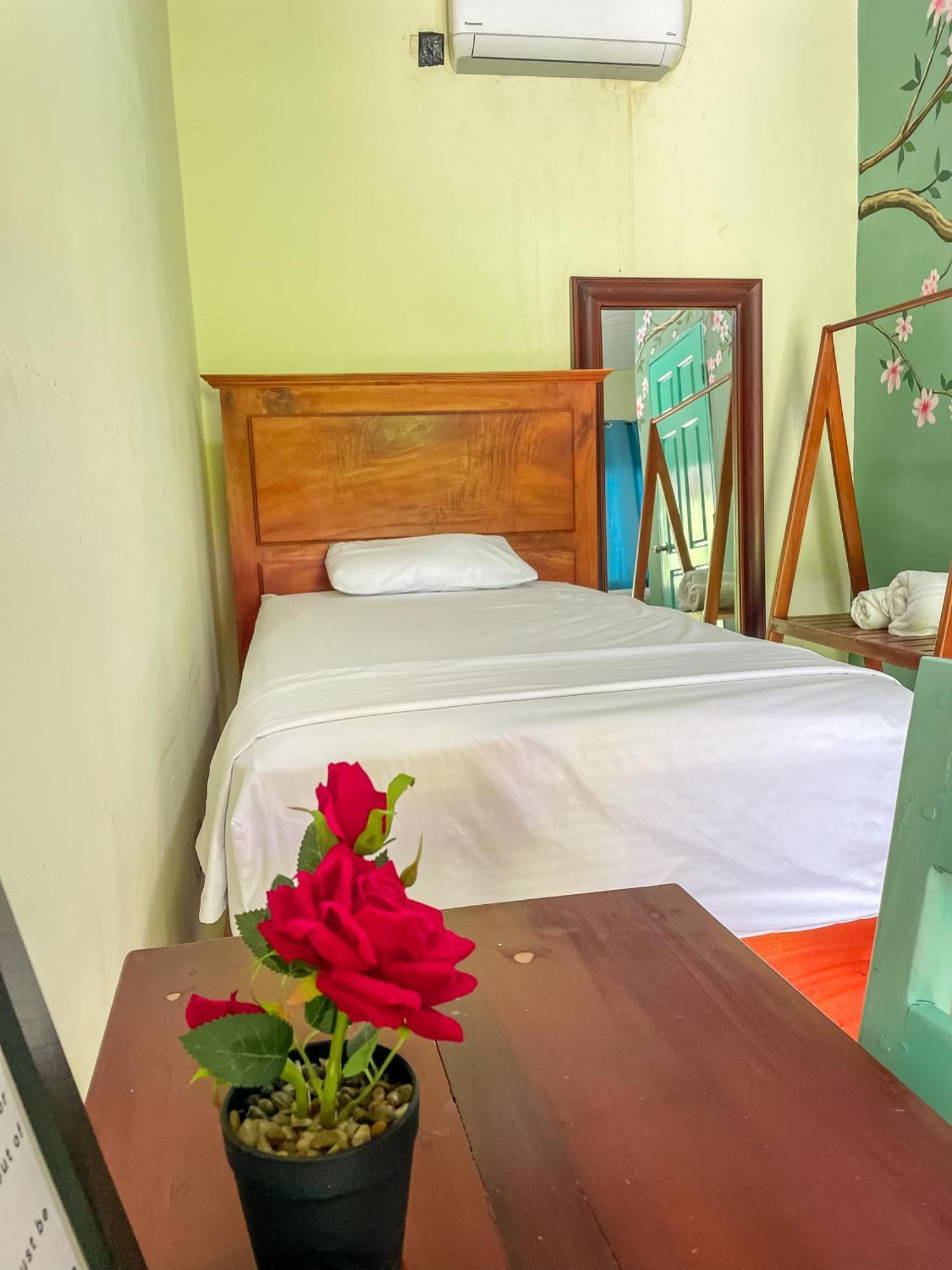 Hostal Eden Мойогальпа Экстерьер фото