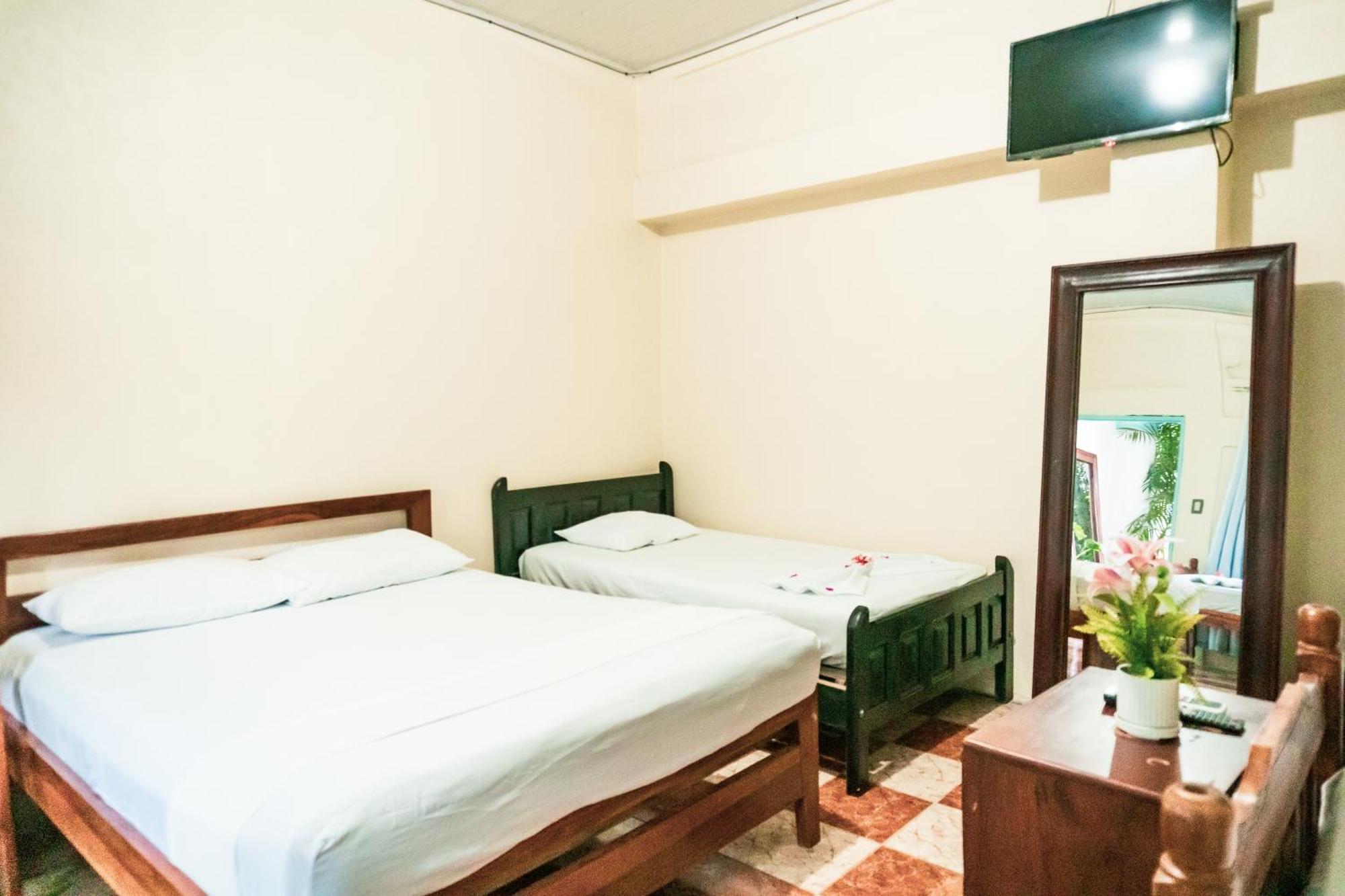 Hostal Eden Мойогальпа Экстерьер фото